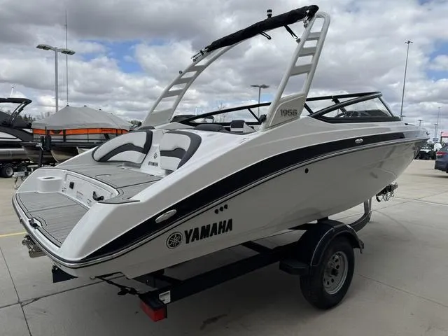 Slide: The Image of Yamaha 195S 2025 - 9