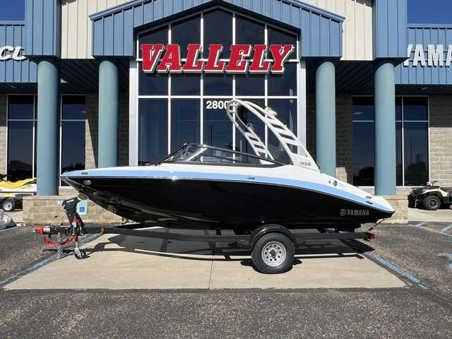 Slide: The Image of Yamaha 195S 2025 - 1