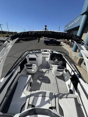 Slide: The Image of Yamaha 195S 2025 - 10