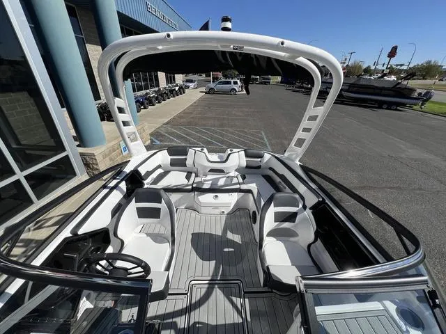 Slide: The Image of Yamaha 195S 2025 - 11