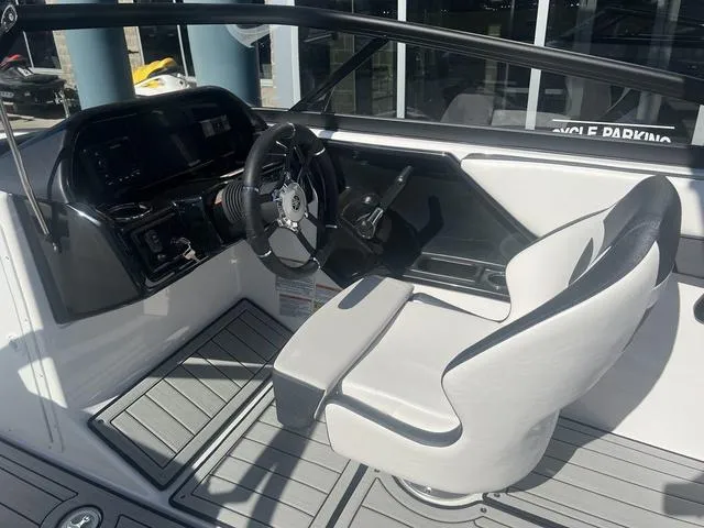 Slide: The Image of Yamaha 195S 2025 - 16