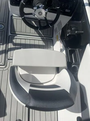 Slide: The Image of Yamaha 195S 2025 - 18