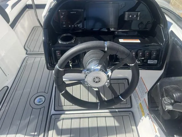 Slide: The Image of Yamaha 195S 2025 - 19