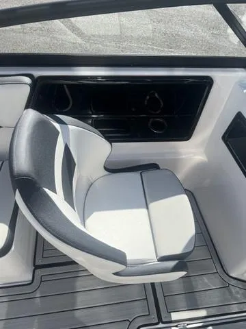 Slide: The Image of Yamaha 195S 2025 - 24