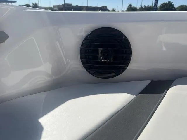 Slide: The Image of Yamaha 195S 2025 - 28