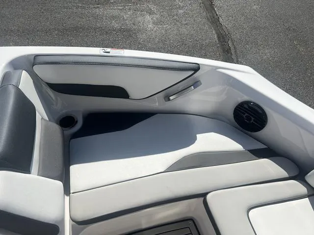 Slide: The Image of Yamaha 195S 2025 - 29