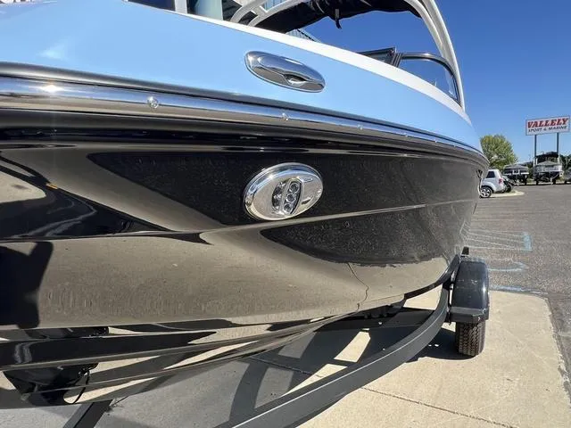 Slide: The Image of Yamaha 195S 2025 - 3