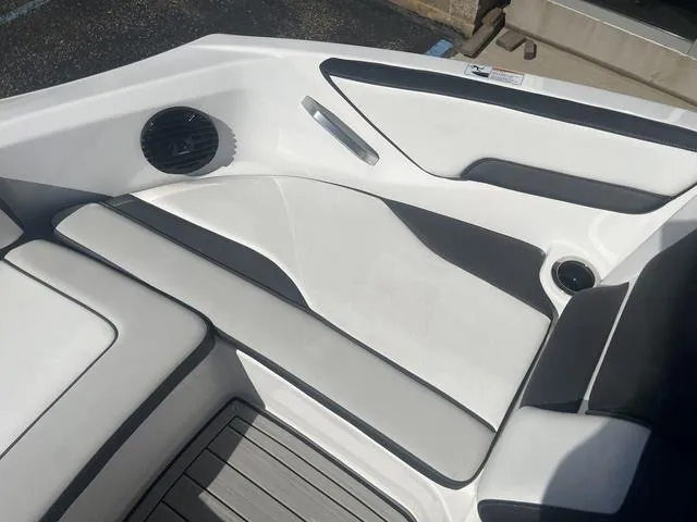 Slide: The Image of Yamaha 195S 2025 - 32