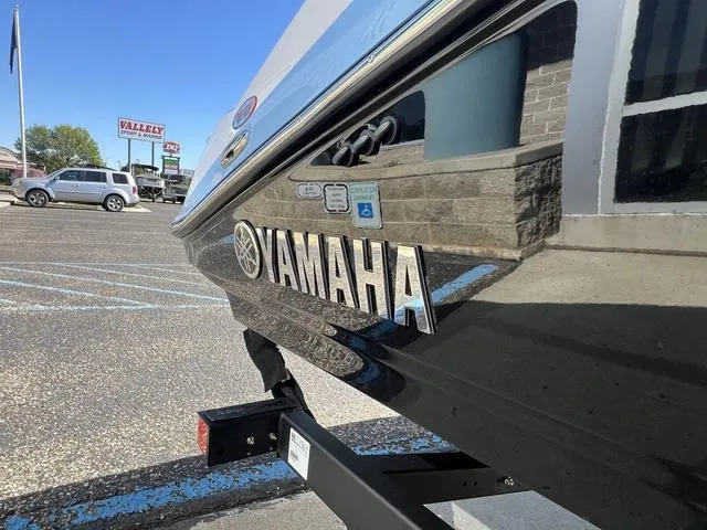 Slide: The Image of Yamaha 195S 2025 - 6