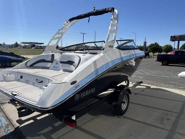 Slide: The Image of Yamaha 195S 2025 - 7