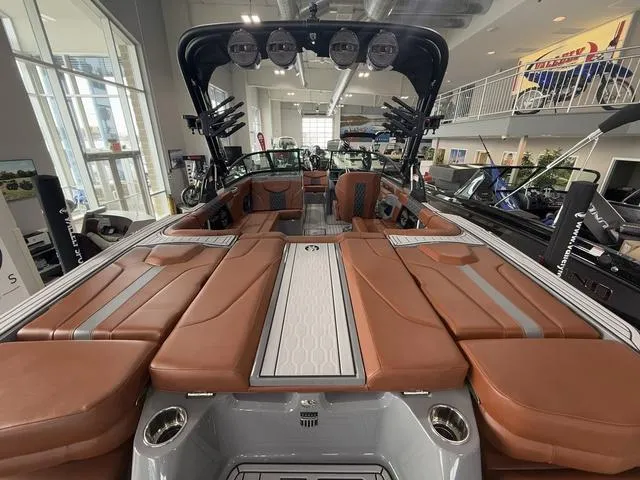 Slide: The Image of MasterCraft XT22 2025 - 18