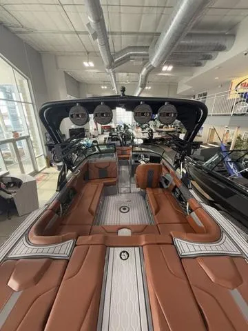 Slide: The Image of MasterCraft XT22 2025 - 19