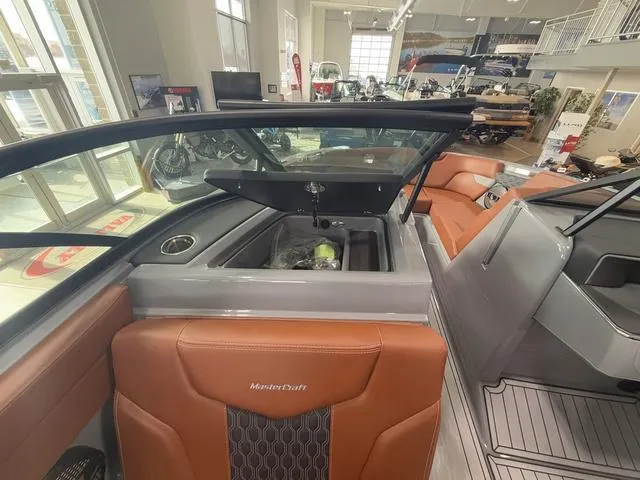 Slide: The Image of MasterCraft XT22 2025 - 37