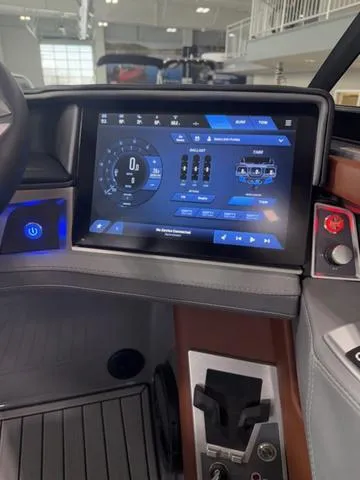 Slide: The Image of MasterCraft XT22 2025 - 41