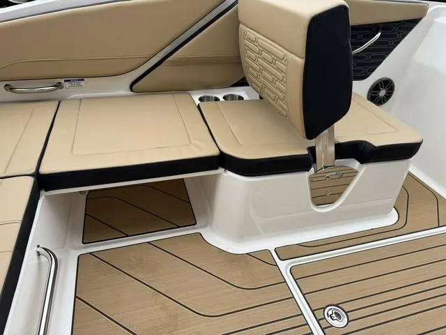 Slide: The Image of Sea Ray SPX 210 Outboard 2025 - 10