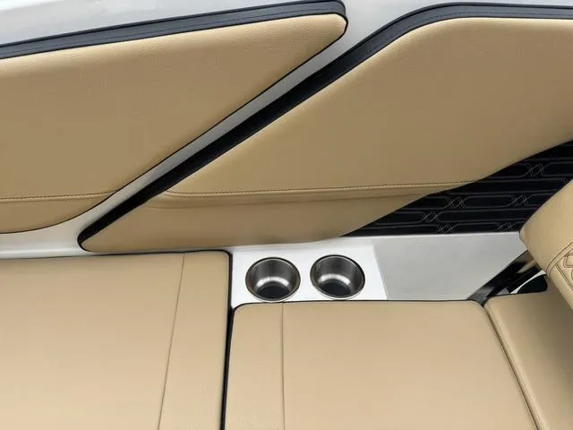 Slide: The Image of Sea Ray SPX 210 Outboard 2025 - 14