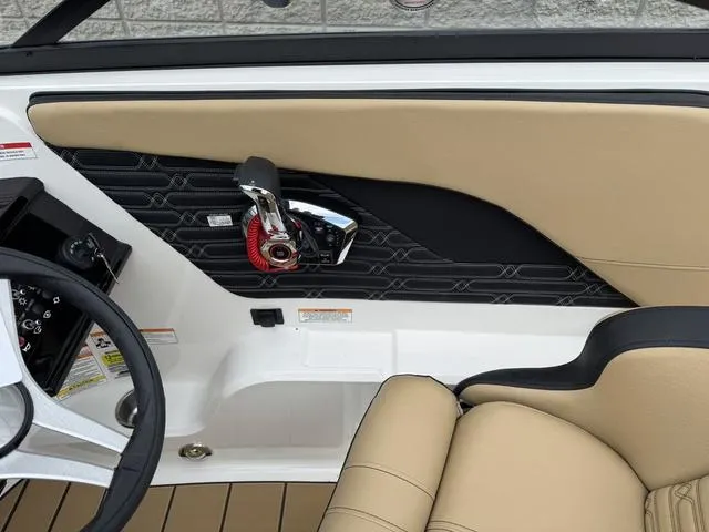 Slide: The Image of Sea Ray SPX 210 Outboard 2025 - 16