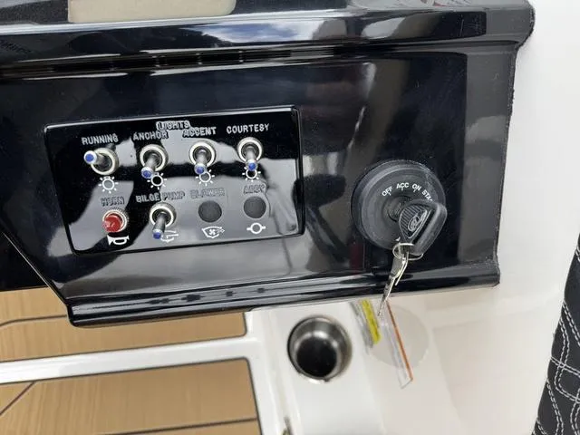 Slide: The Image of Sea Ray SPX 210 Outboard 2025 - 19