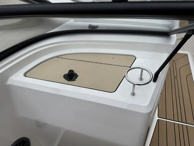 Slide: The Image of Sea Ray SPX 210 Outboard 2025 - 23