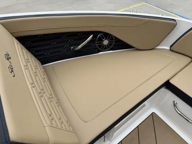 Slide: The Image of Sea Ray SPX 210 Outboard 2025 - 25