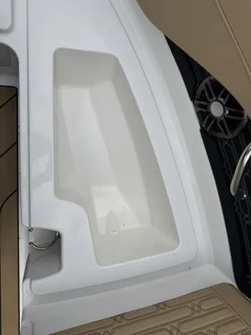 Slide: The Image of Sea Ray SPX 210 Outboard 2025 - 30