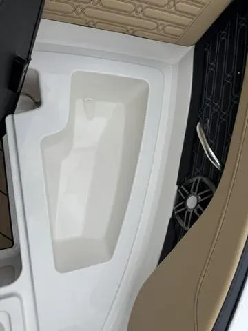 Slide: The Image of Sea Ray SPX 210 Outboard 2025 - 31