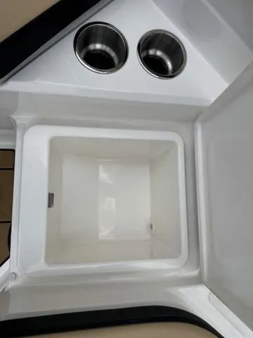 Slide: The Image of Sea Ray SPX 210 Outboard 2025 - 33