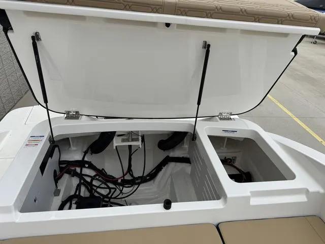 Slide: The Image of Sea Ray SPX 210 Outboard 2025 - 34