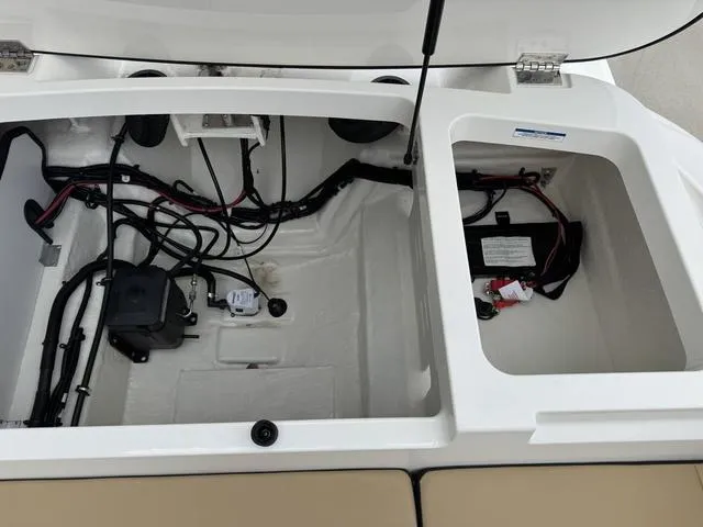 Slide: The Image of Sea Ray SPX 210 Outboard 2025 - 35