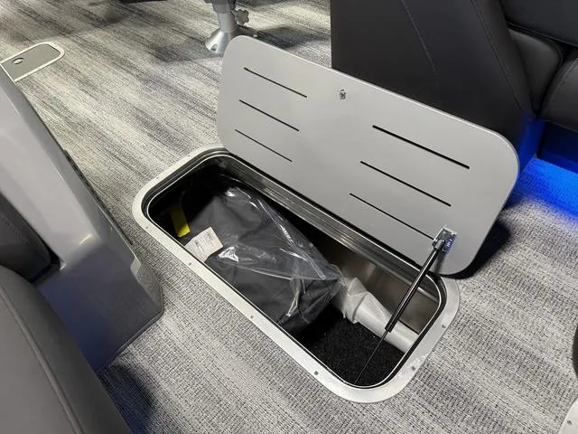 Slide: The Image of Bennington 25 QSBA ESP Custom 400HP V10 Tritoon Pontoon 2025 - 55