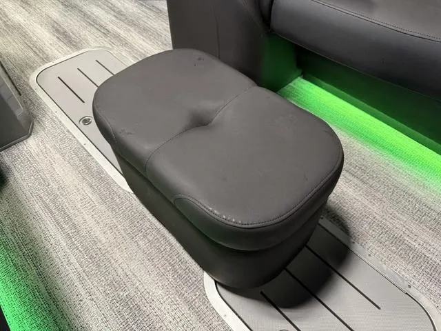 Slide: The Image of Bennington 25 QSBA ESP Custom 400HP V10 Tritoon Pontoon 2025 - 56