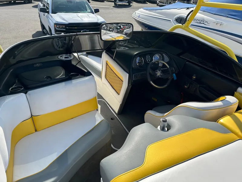 Slide: The Image of 2002 Malibu Wakesetter 21 XTi boat interior with yellow and white seating. - 4