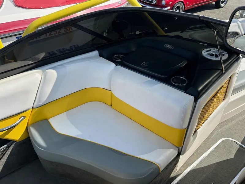 Slide: The Image of 2002 Malibu Wakesetter 21 XTi boat interior with white and yellow seating. - 9