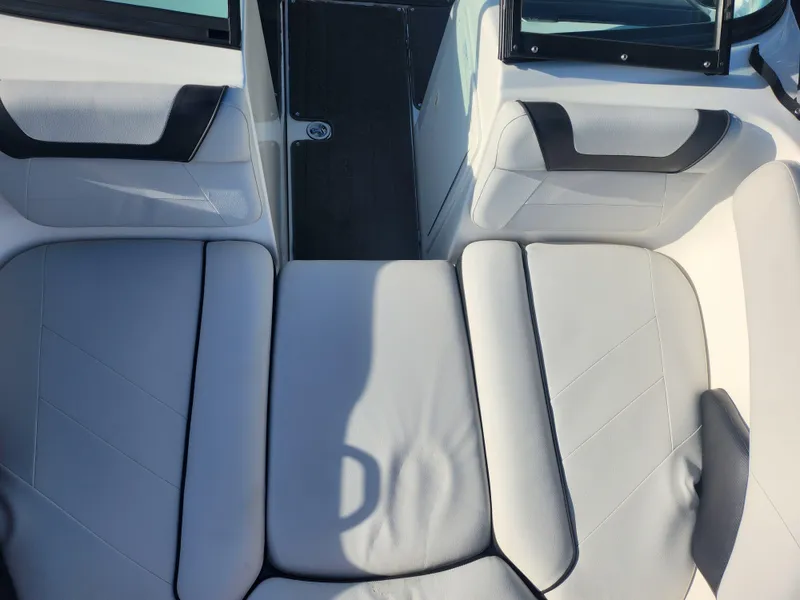 Slide: The Image of 2014 Yamaha Boats AR192 interior seating with sleek, modern design and comfortable upholstery. - 17
