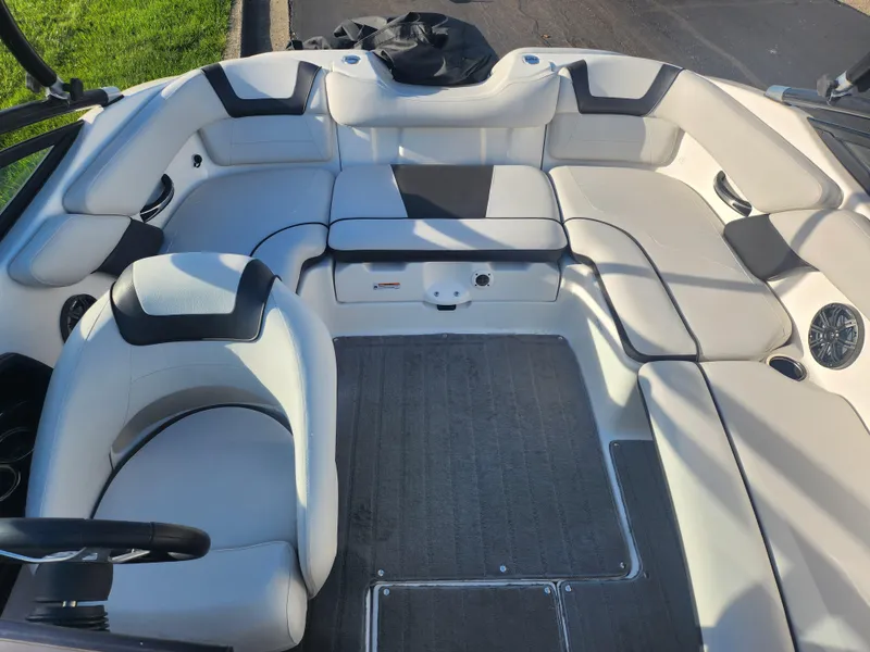 Slide: The Image of 2014 Yamaha Boats AR192 interior with white and black seating, spacious layout. - 20