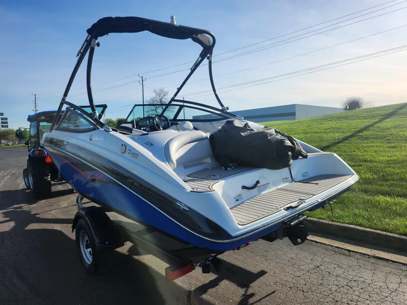 Slide: The Image of 2014 Yamaha Boats AR192 on trailer, parked outdoors, with blue and white design. - 3