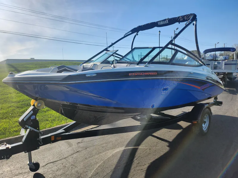 Slide: The Image of 2014 Yamaha Boats AR192 in blue on a trailer, parked outdoors. - 5