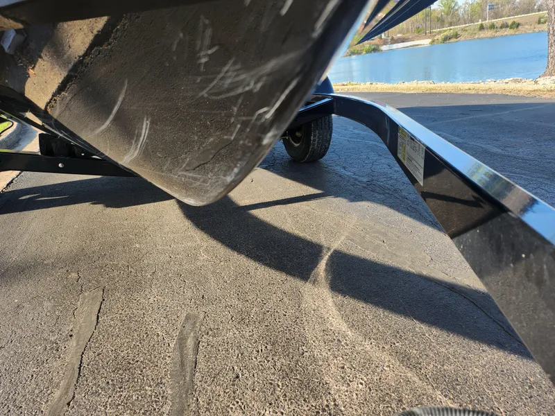 Slide: The Image of 2014 Yamaha AR192 boat on trailer near a lake. - 7