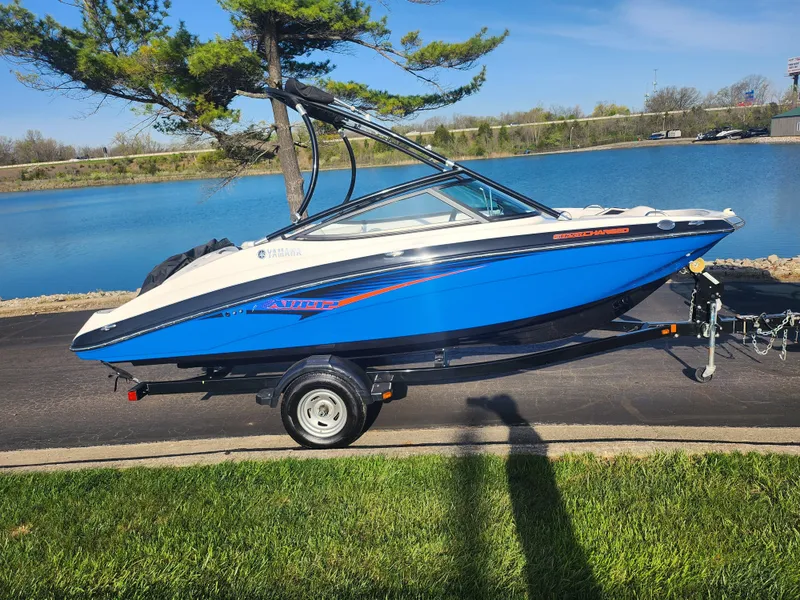 Slide: The Image of 2014 Yamaha Boats AR192 in blue, parked by a lake on a trailer. - 9