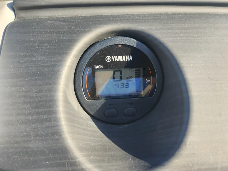 Slide: The Image of Yamaha tachometer on 2022 Bennington S 22 L-Bench boat dashboard. - 26
