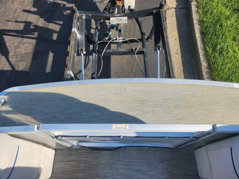 Slide: The Image of 2022 Bennington S 22 L-Bench pontoon boat on trailer, viewed from above. - 28