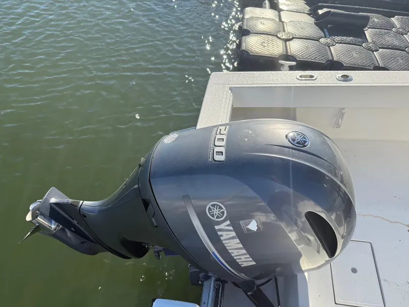 Slide: The Image of Regulator Marine 21 Center Console 1996 - 4