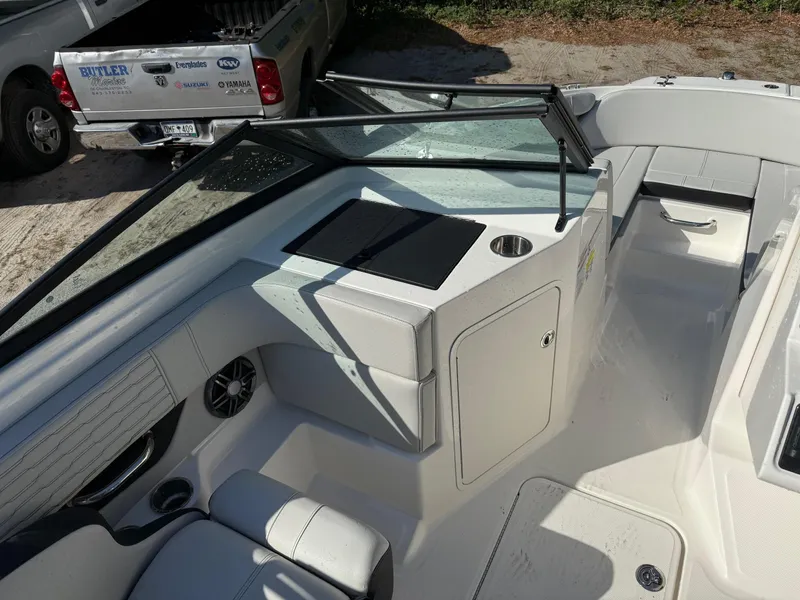 Slide: The Image of Sea Ray SPX 190 Outboard 2022 - 10