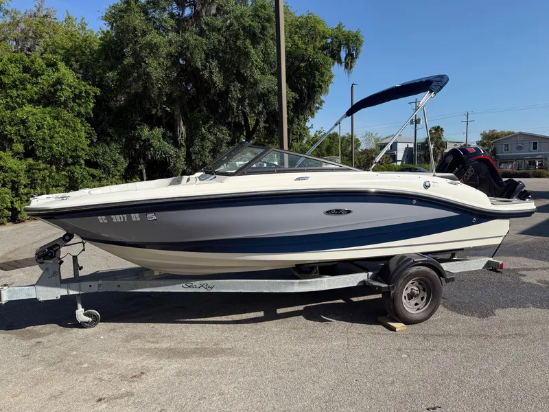 Slide: The Image of Sea Ray SPX 190 Outboard 2022 - 3