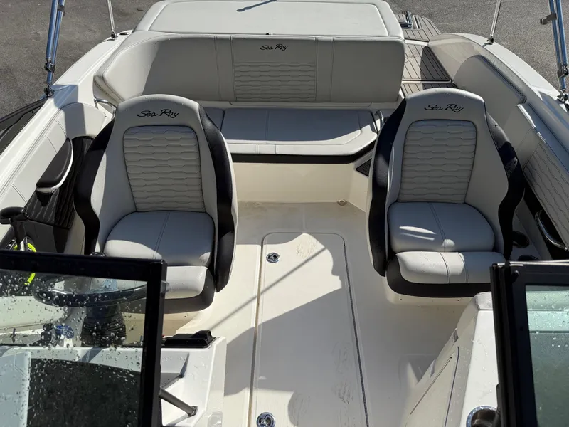 Slide: The Image of Sea Ray SPX 190 Outboard 2022 - 8