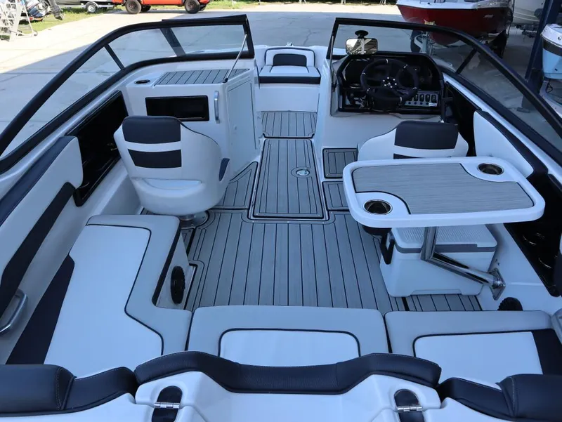 Slide: The Image of Yamaha 195S 2025 - 16