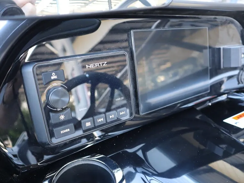 Slide: The Image of Yamaha 195S 2025 - 19