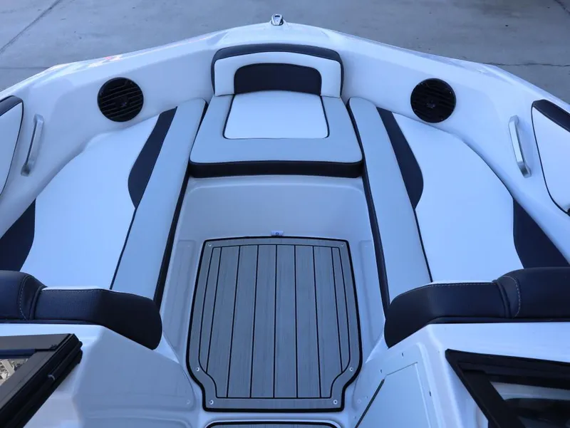 Slide: The Image of Yamaha 195S 2025 - 21