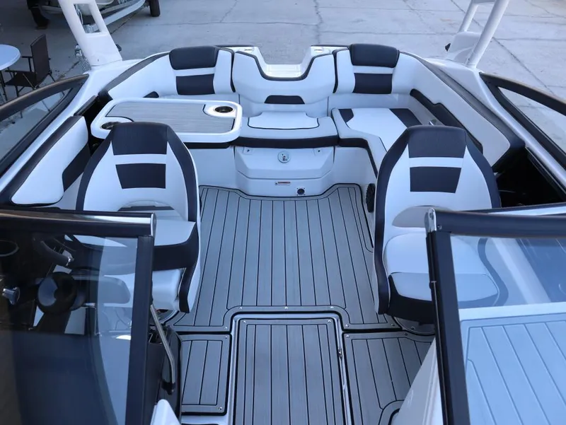 Slide: The Image of Yamaha 195S 2025 - 23