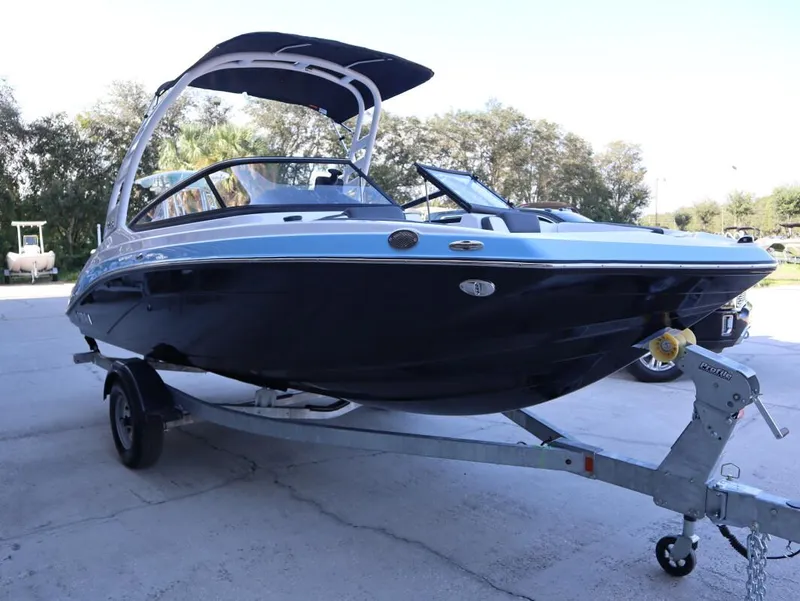 Slide: The Image of Yamaha 195S 2025 - 3